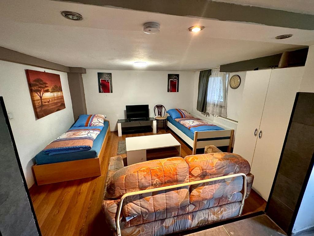 mały pokój z 2 łóżkami i kanapą w obiekcie Monteurzimmer für 2 Person - Nähe DO-Flughafen w Dortmundzie