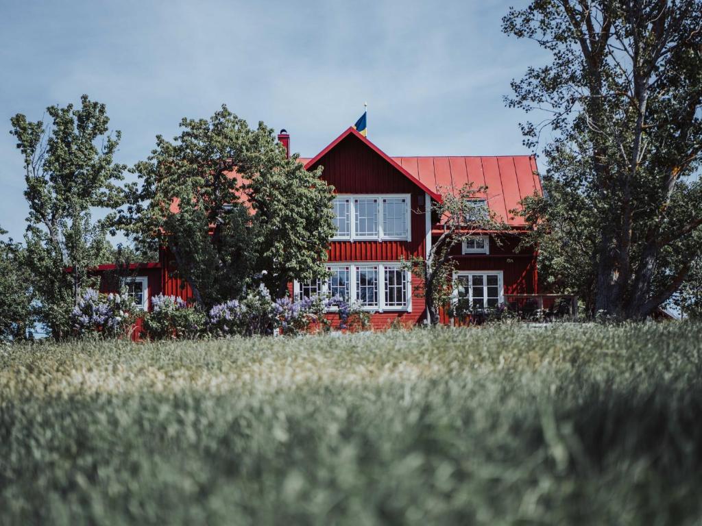 een rood huis op een grasveld bij Ytterön skärgårdshotell in Torhamn