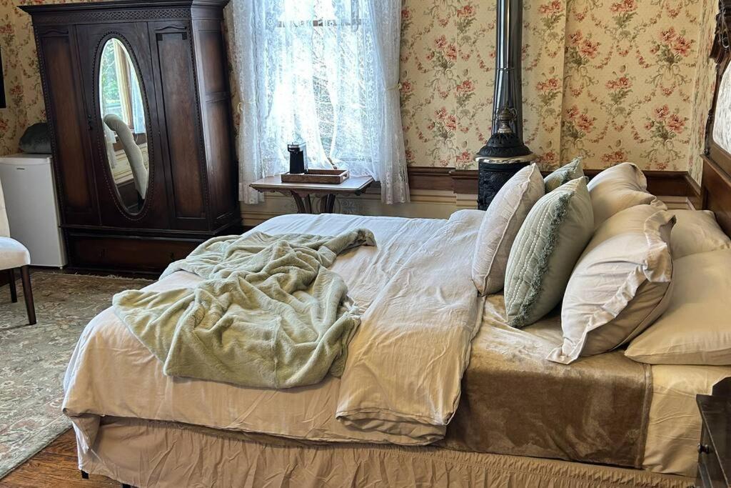 מיטה או מיטות בחדר ב-The Orth House Inn by Remotion