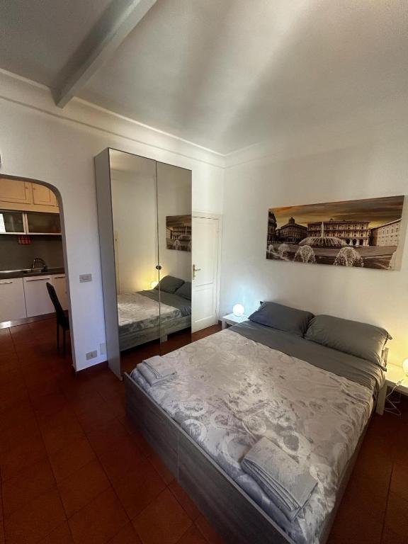 ジェノヴァにあるCasa Luccoliのベッドルーム(大型ベッド1台、鏡付)