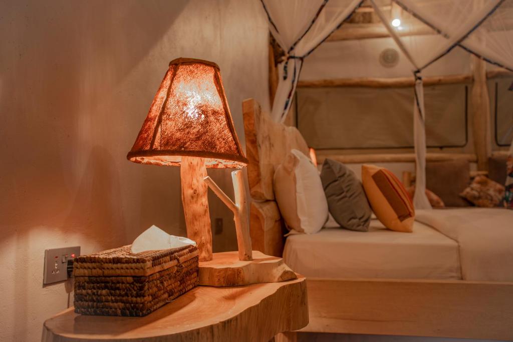 Postel nebo postele na pokoji v ubytování Embogo Safari Lodges