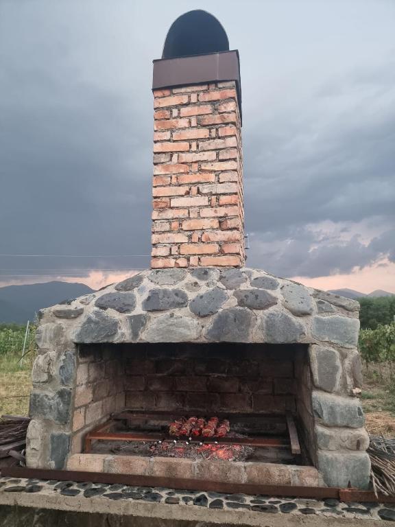 Gril dostupný pro hosty v chaty