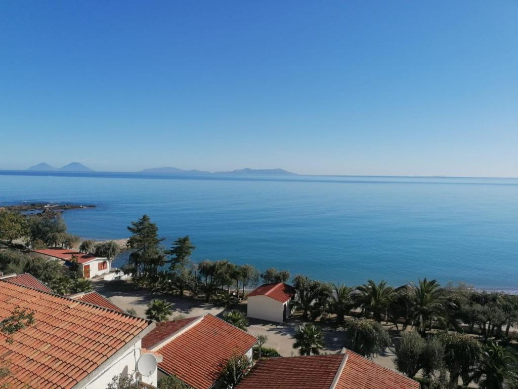 una vista aérea del océano desde un complejo en Testa di Monaco Natural Beach, en Capo dʼOrlando