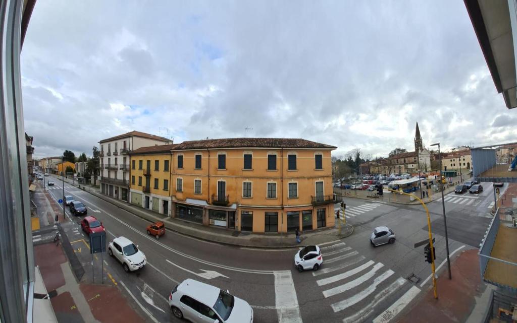 una strada cittadina con auto parcheggiate di fronte a un edificio di CASA AL PONTE a Padova