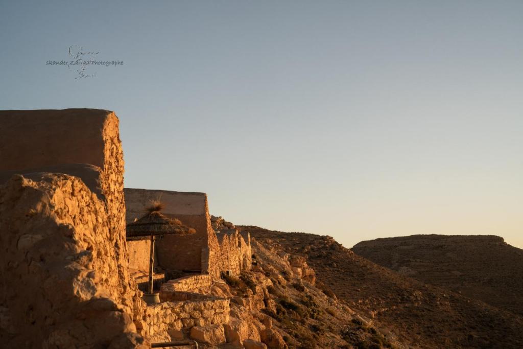 un bâtiment sur le côté d'une montagne dans l'établissement The berber Ksar, à Medenine