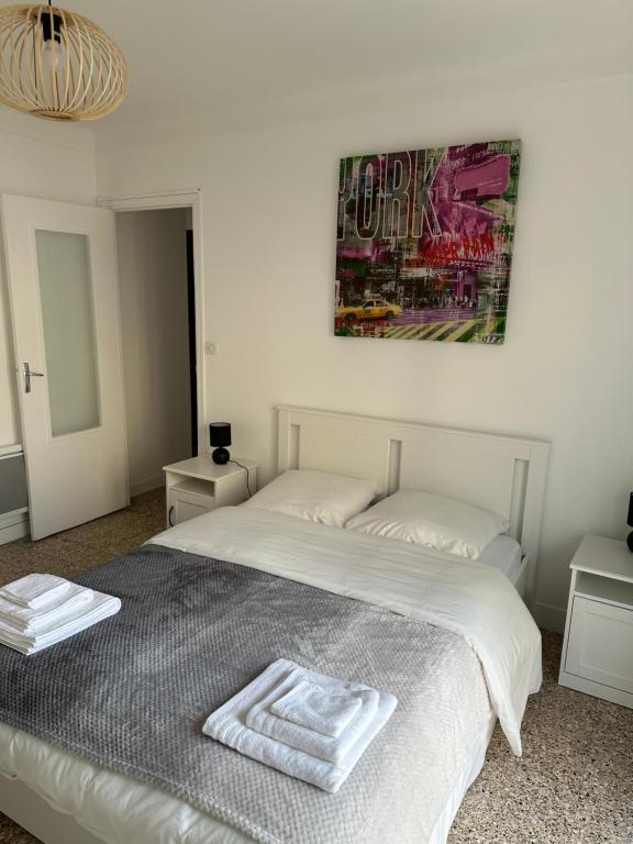 une chambre avec un lit avec deux serviettes dessus dans l'établissement Appartement Cannes, à Cannes