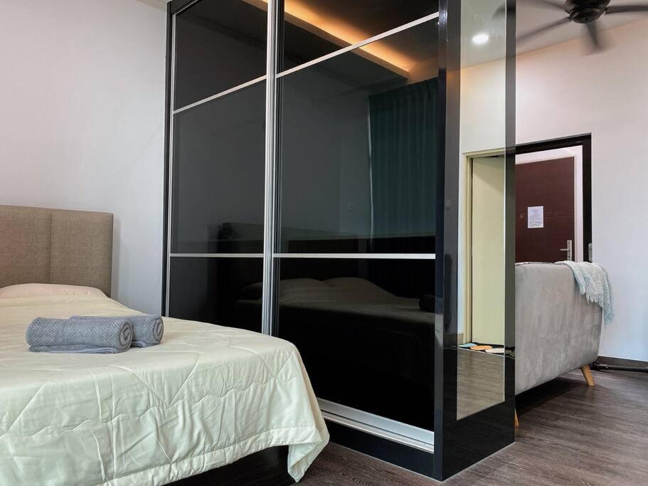 Säng eller sängar i ett rum på Offer! Modern Stylish Suite @ Austin, JB #05