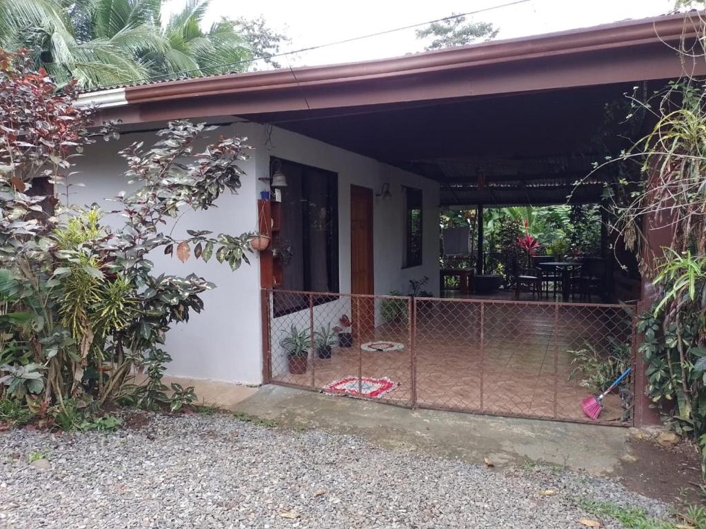 uma casa com um portão em frente em Casa el Jardin em La Fortuna