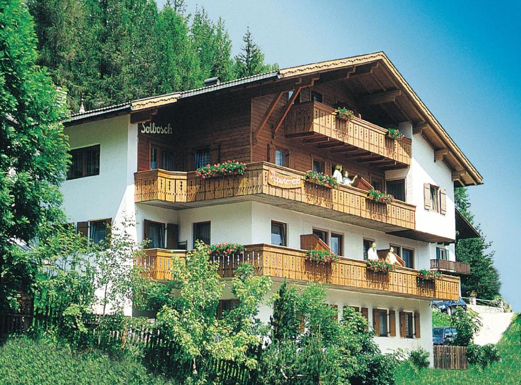 un grande edificio con balconi e piante di Apartments Sotbosch a La Villa