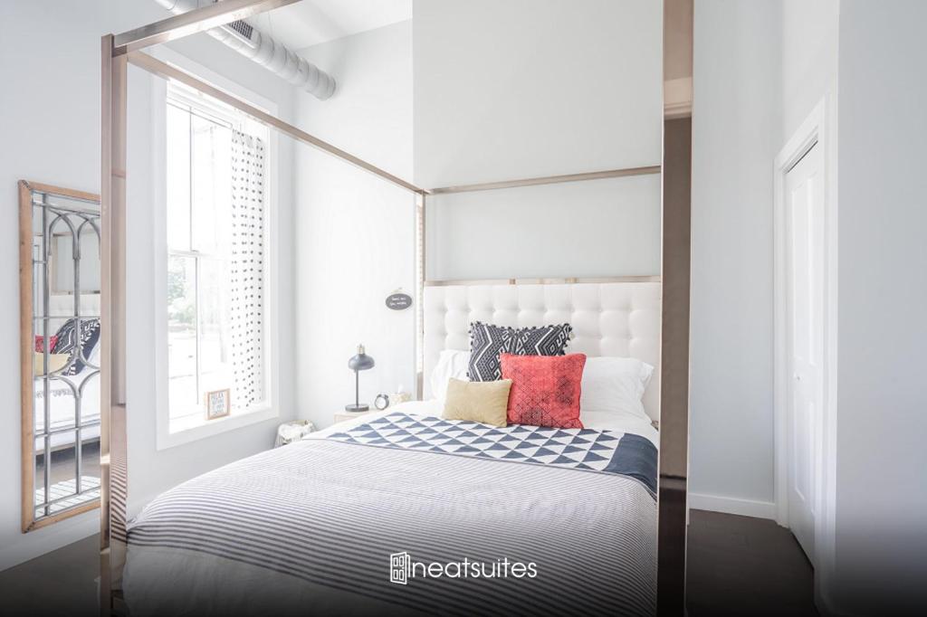 ein weißes Schlafzimmer mit einem Bett und einem Fenster in der Unterkunft Cute & Cozy - Perfect for Business or Leisure in Covington