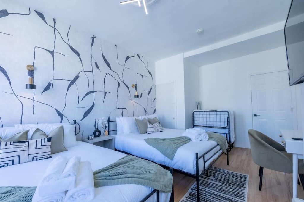 Postel nebo postele na pokoji v ubytování Sage Stay by the Train, We Pay Half Your Parking, 2 Queen Beds plus Sleeps 6