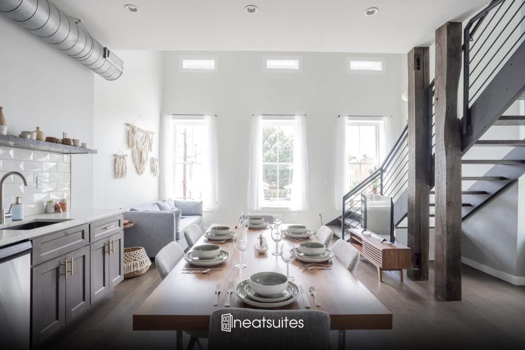 ein Wohnzimmer mit einem Tisch und einer Küche in der Unterkunft Naturally Opulent - for Luxury-Seeking Travelers in Covington
