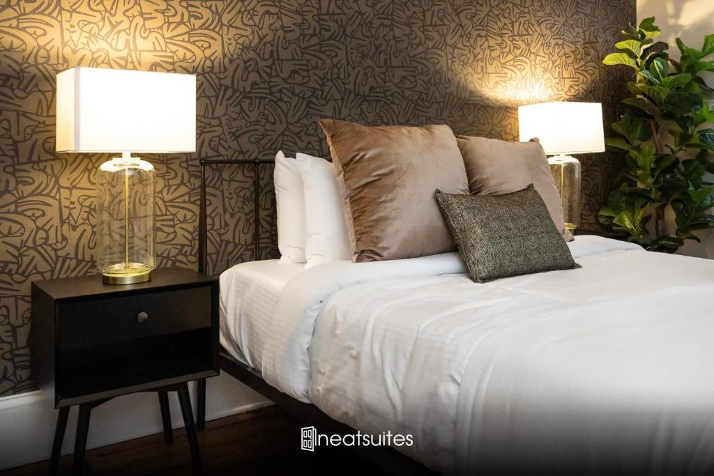 una camera con un letto con due lampade su un comodino di Goldie on Greer - Perfect for 4 a Covington