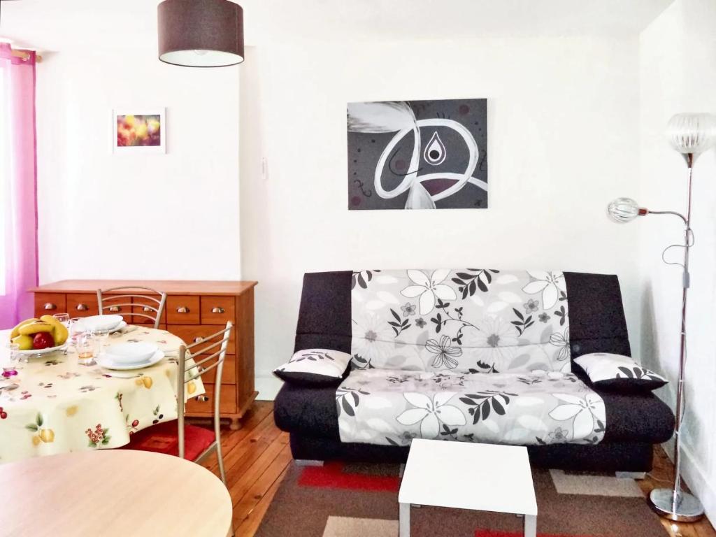 sala de estar con sofá y mesa en Appartement de 2 chambres a Bagneres de Luchon, en Luchon