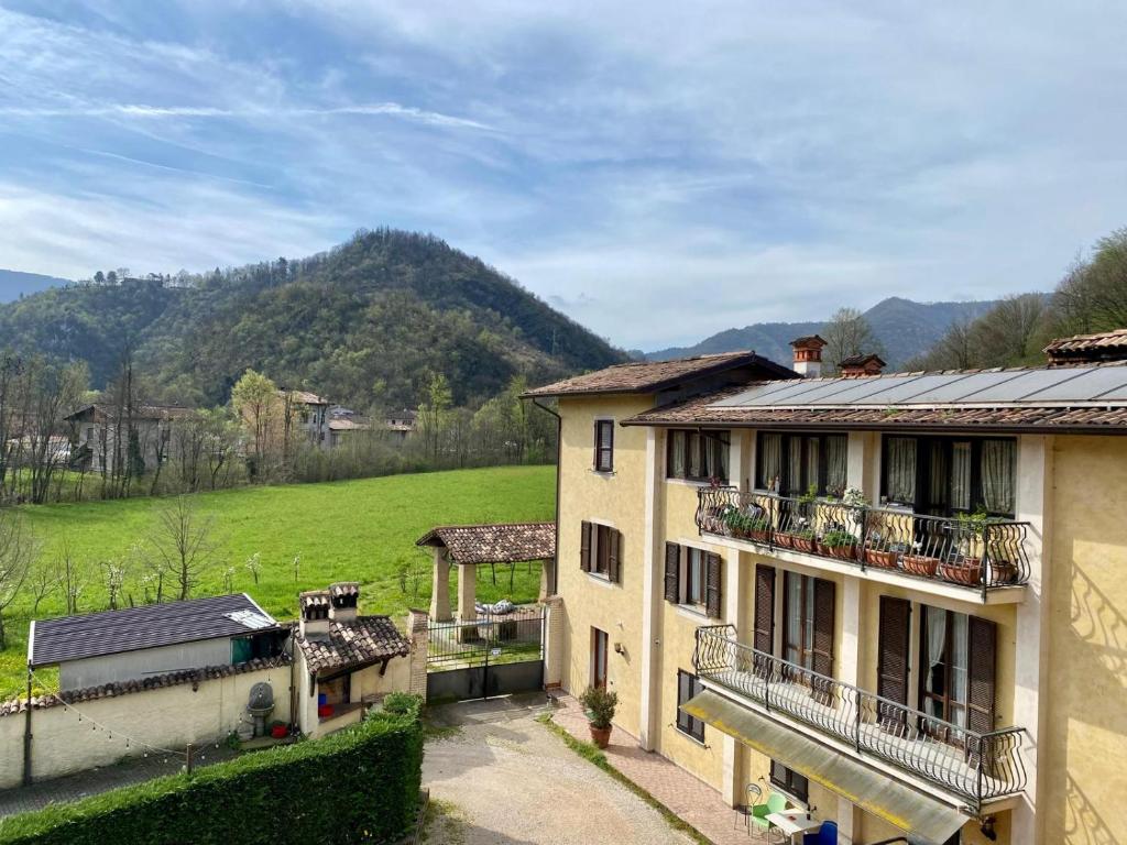 un'immagine di una casa con una collina sullo sfondo di Agriturismo Rocca Dei Marchesi a Sabbio Chiese