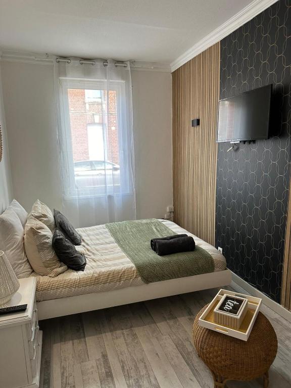 une chambre avec un lit, une fenêtre et une table dans l'établissement APPT 4 Proche gare d'Amiens et du centre ville, à Amiens