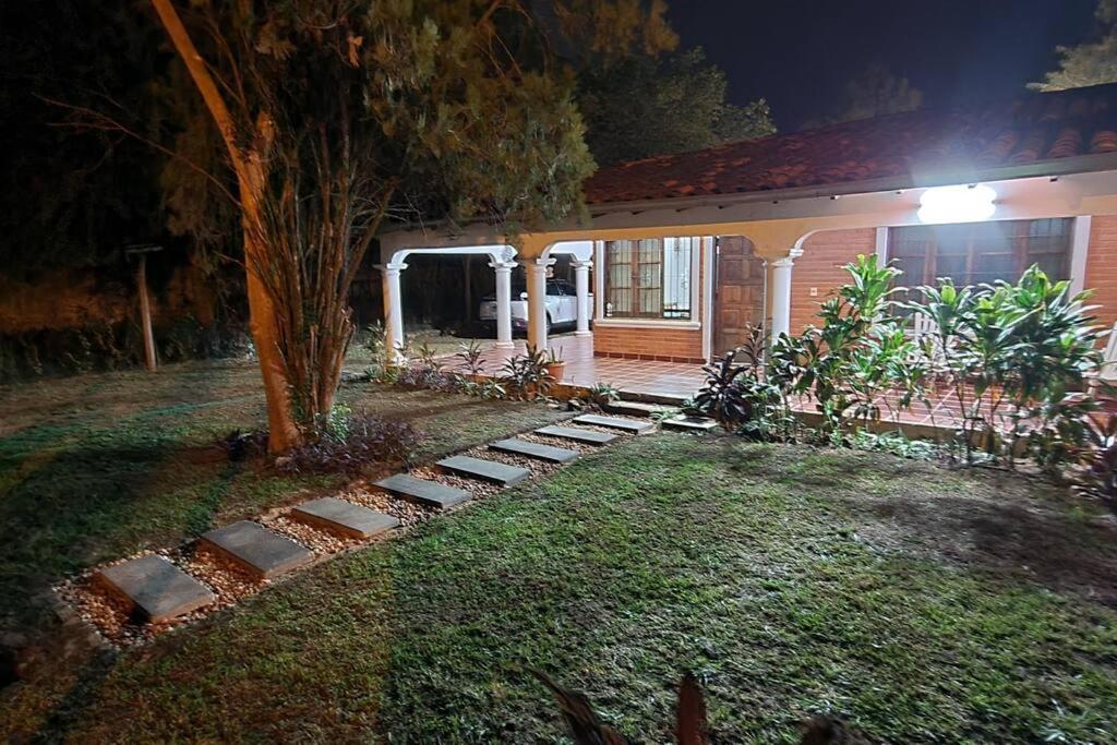 Zahrada ubytování Casa familiar estilo colonial a metros del lago