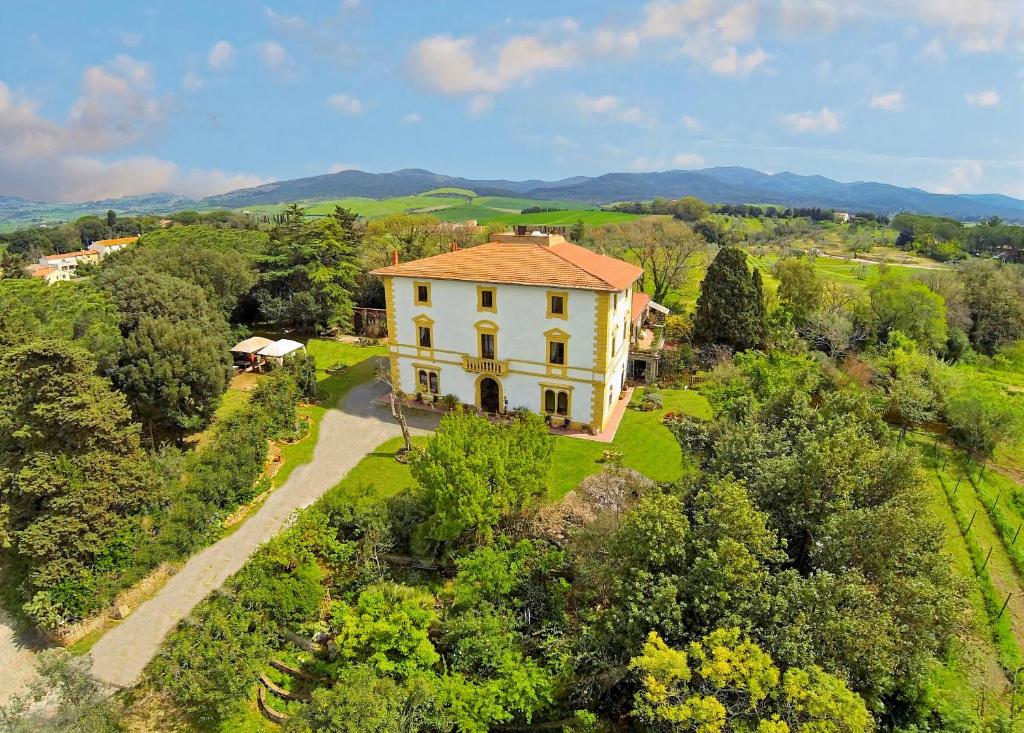 una vista aérea de una casa en el campo en Agriturismo Il Palazzino en Bibbona