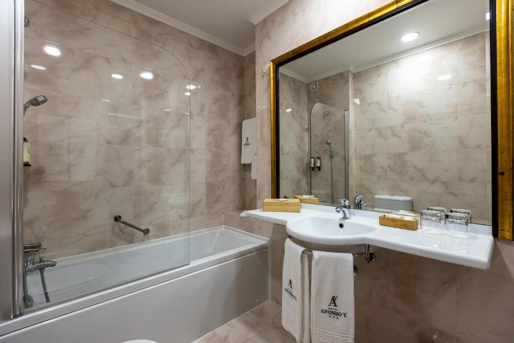 Koupelna v ubytování Hotel Afonso V & SPA