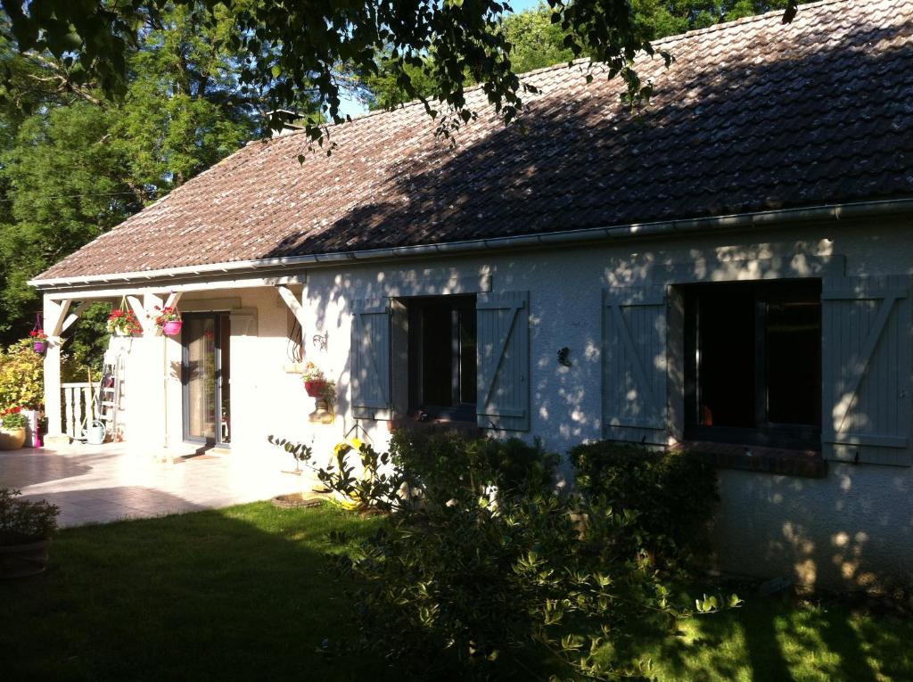ein weißes Haus mit braunem Dach in der Unterkunft Ma demeure in Le Gué-de-Longroi