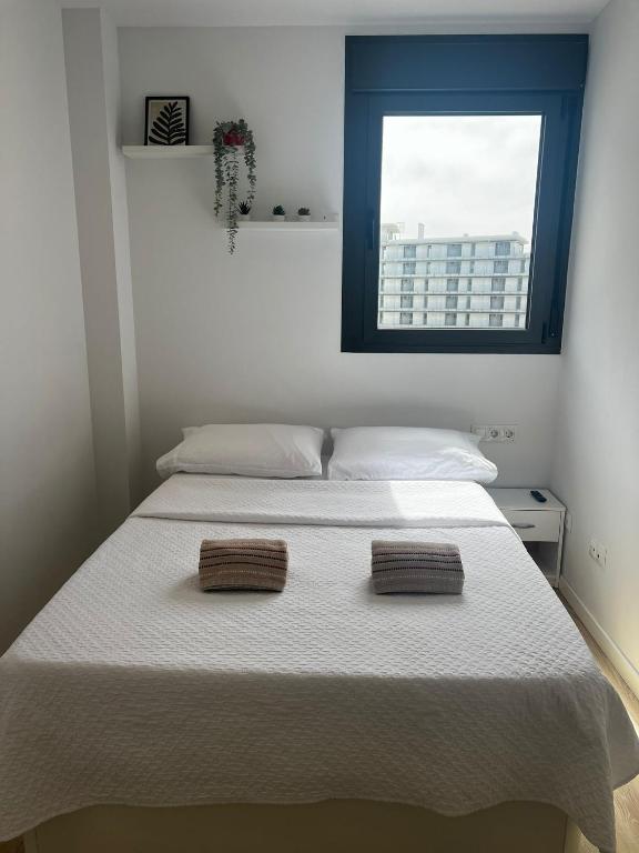 1 dormitorio con 1 cama con 2 toallas en Habitación confortable para parejas, en Barcelona