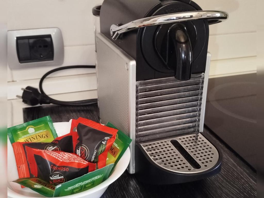 - une cafetière avec une assiette de chips et de chocolat dans l'établissement B&B Corte del Centro, à Novate Milanese