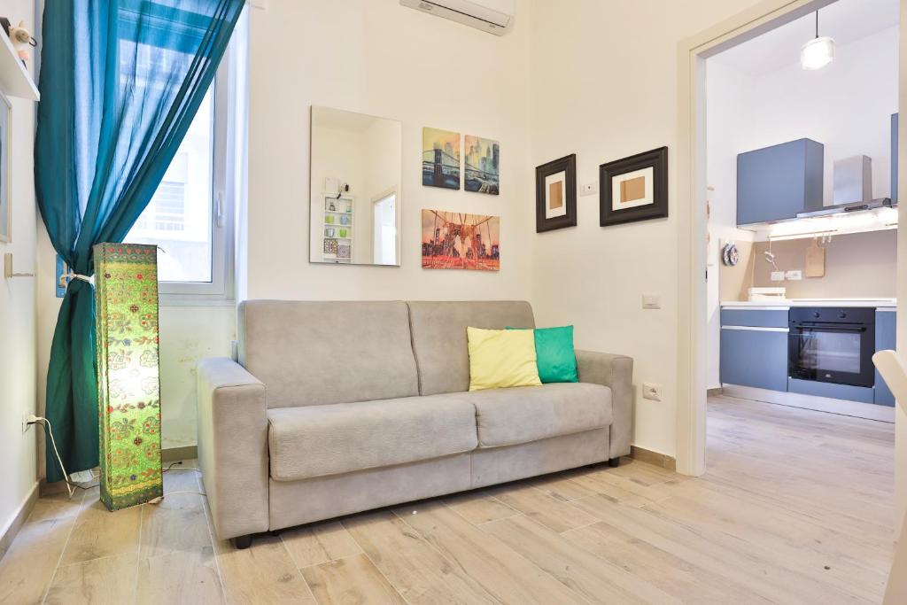 Il comprend un salon avec un canapé et une cuisine. dans l'établissement Angolo Marconi Seaside Apartment, à Salerne