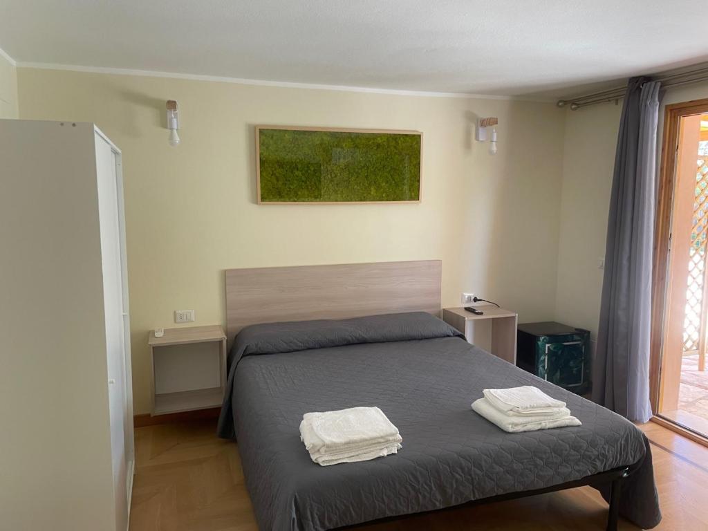 1 dormitorio con 1 cama con 2 toallas en VILLA ARYA, en SantʼAndrea