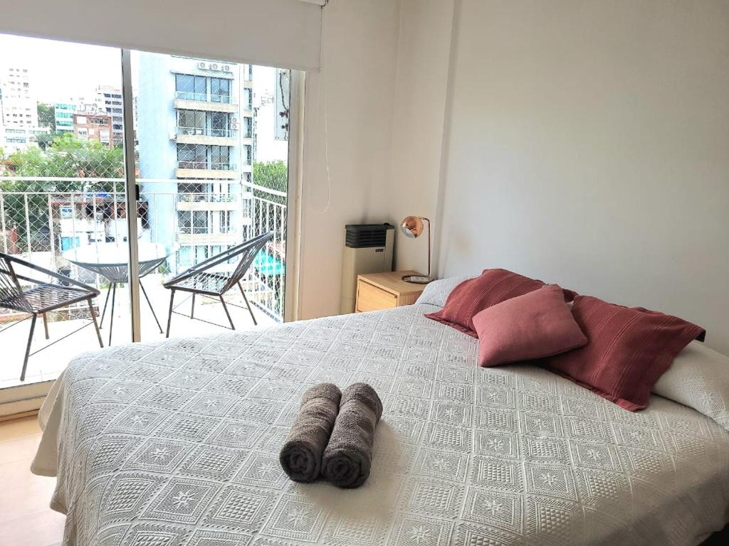 1 dormitorio con 1 cama y vistas a un balcón en Luminoso y cómodo departamento con balcón en Buenos Aires