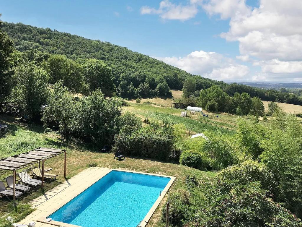 una piscina en medio de un campo en Maison de 2 chambres avec piscine partagee jardin clos et wifi a Massaguel, en Massaguel