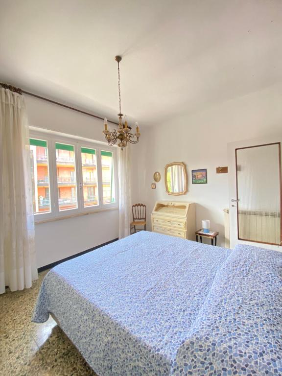 a bedroom with a blue bed and a dresser at ‘La Casa di Rosa’ in Levanto