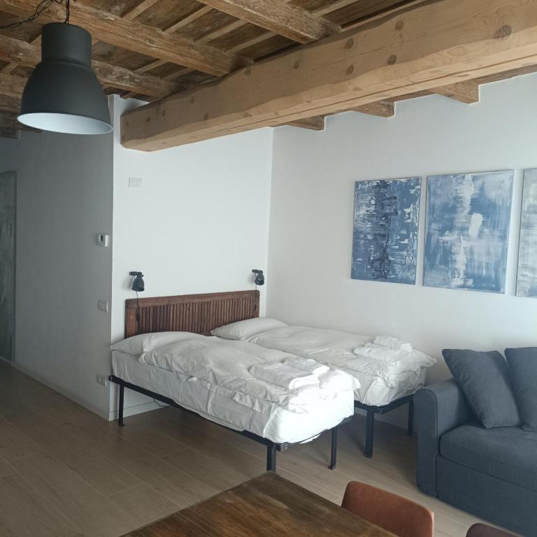 Łóżko lub łóżka w pokoju w obiekcie Borgovivobg il tuo rifugio in centro città