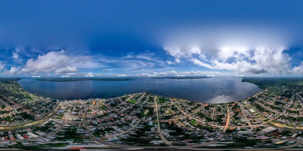 uma vista aérea de uma cidade e da água em Quarto do Igor em Portel