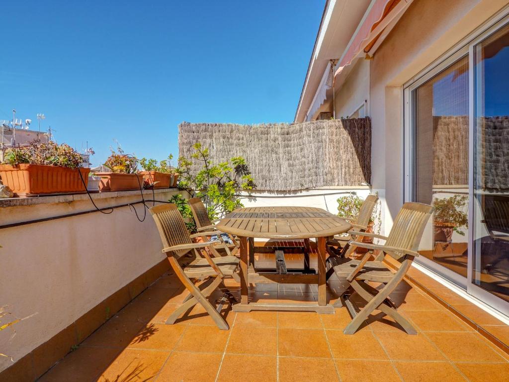 d'une terrasse avec une table et des chaises sur un balcon. dans l'établissement Castell Apartment by Hello Homes Sitges, à Sitges