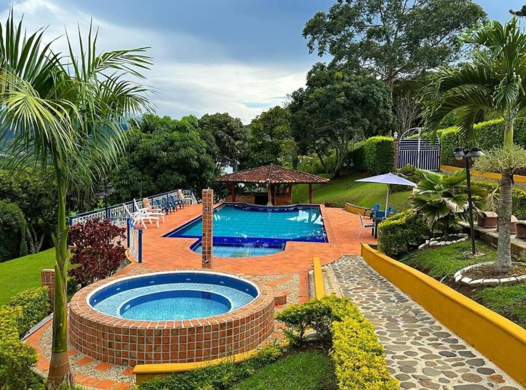- une piscine dans une cour avec un complexe dans l'établissement Finca rincón del paraíso, à Los Andes