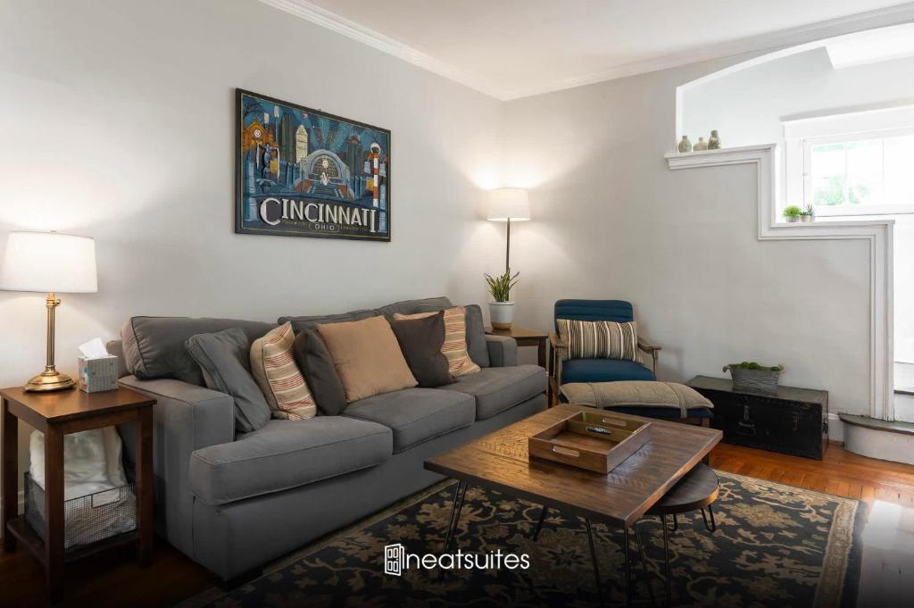ein Wohnzimmer mit einem Sofa und einem Couchtisch in der Unterkunft Cincy East Side Cottage the best of Hyde Park in Cincinnati