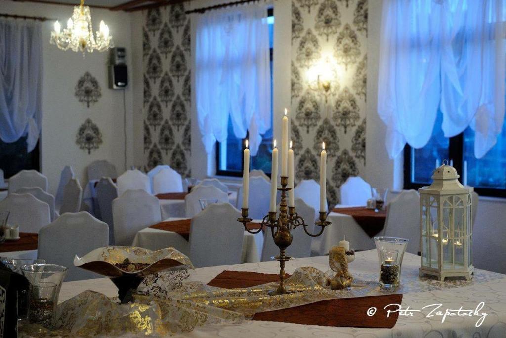 - une salle à manger avec une table et des bougies dans l'établissement Hotel Jef a Krčma u Rytíře, à Doubice