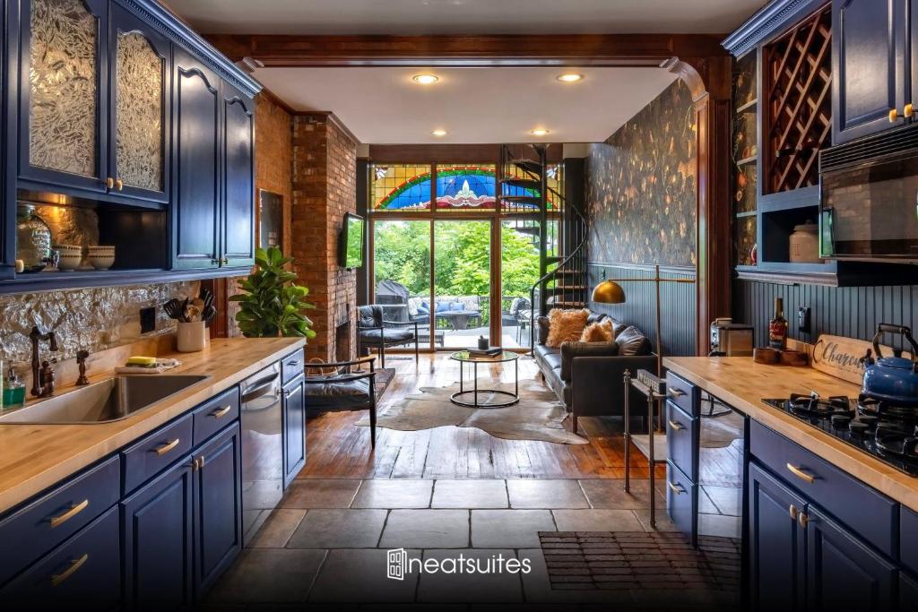 Η κουζίνα ή μικρή κουζίνα στο Quiet 4BR - Weddings Family Pets - 3min DT Cincy