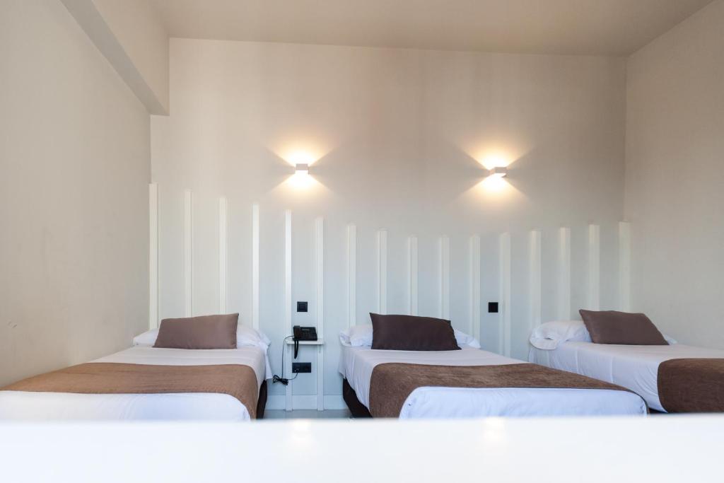 A bed or beds in a room at Hostal Gran Via 44