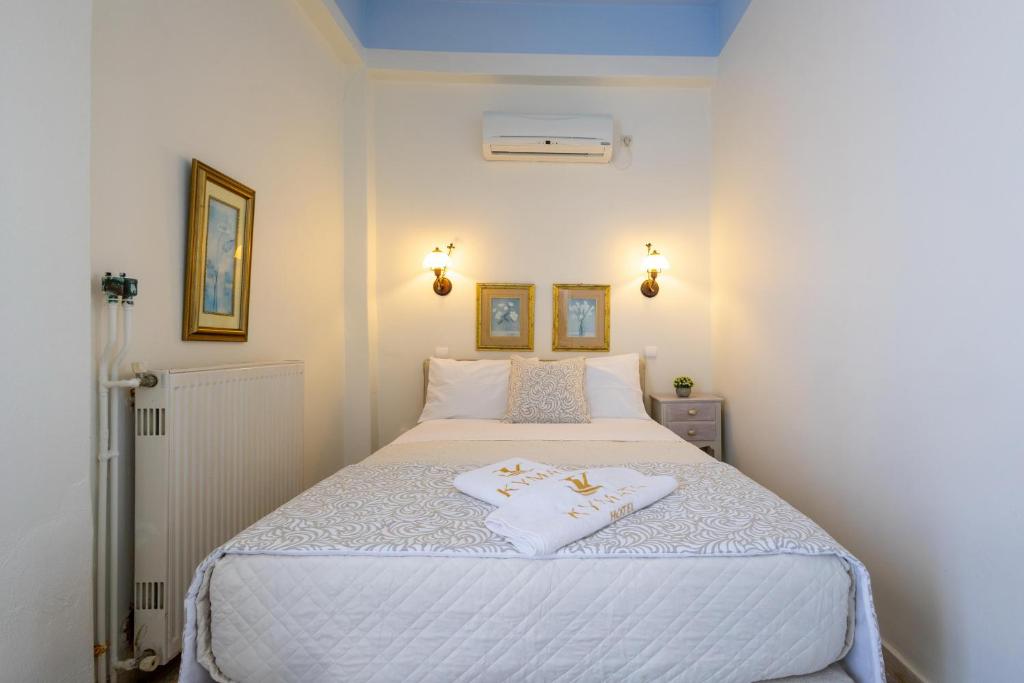 Postel nebo postele na pokoji v ubytování Kymata Hotel