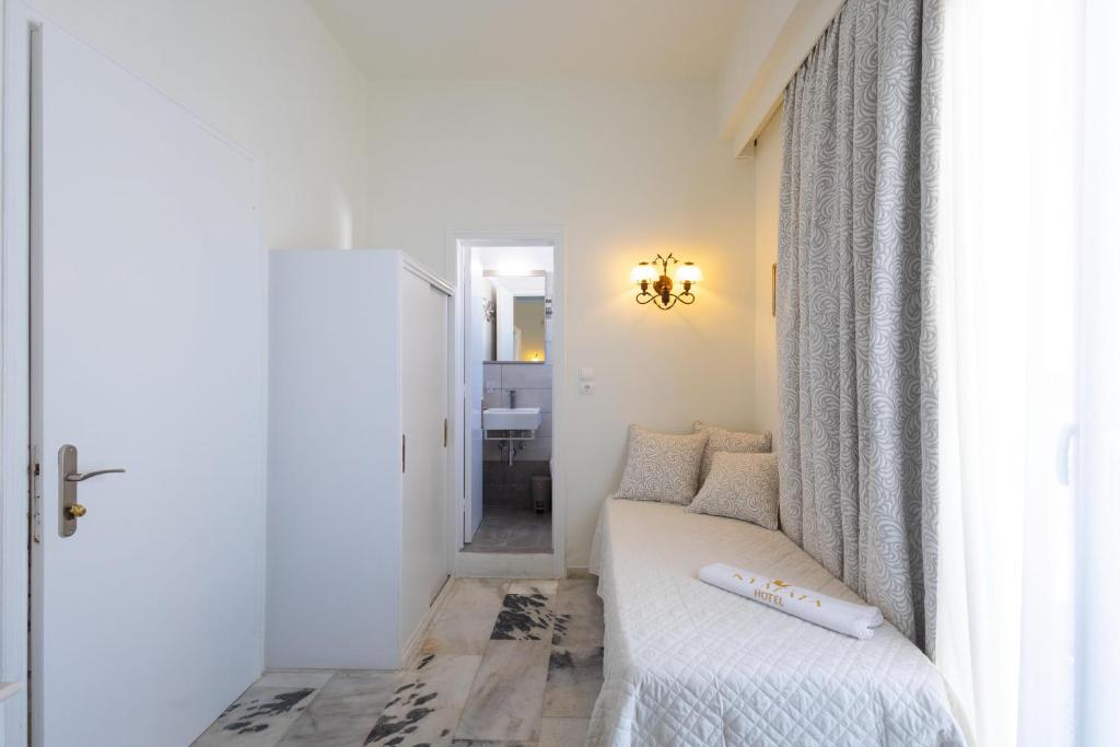 Postel nebo postele na pokoji v ubytování Kymata Hotel