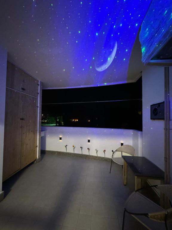 a room with a ceiling with a starry sky at Flower Garden House in Rome