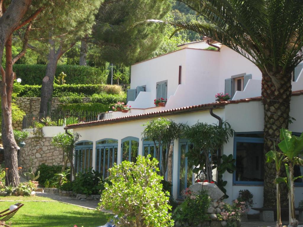 una casa con molte finestre e alberi di Hotel Sant'Andrea a Marciana