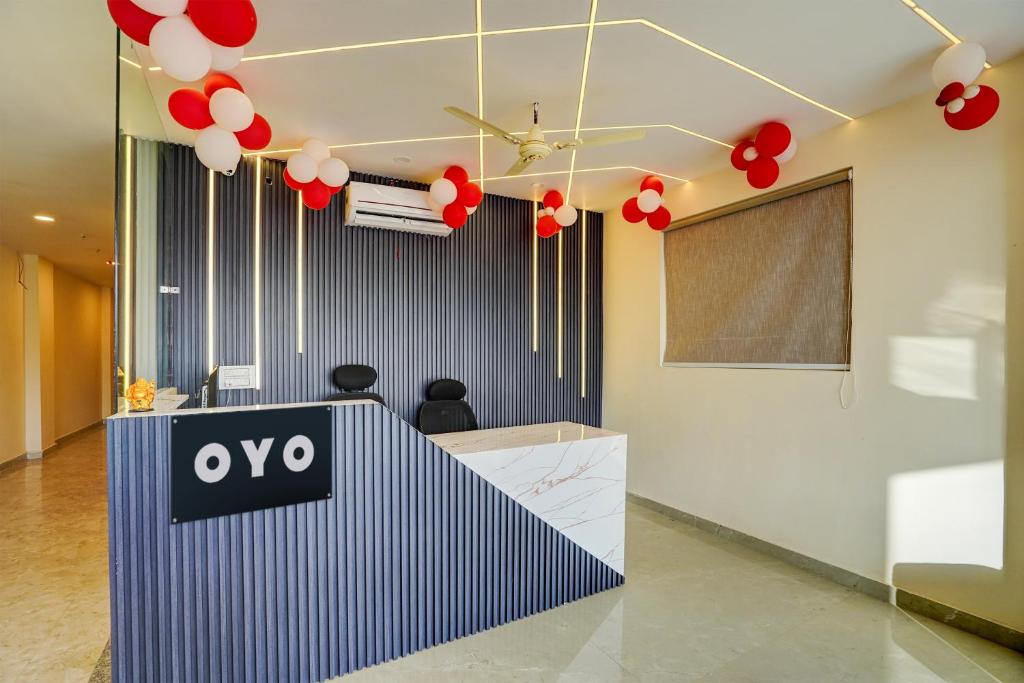 um escritório com uma mesa com um cartaz ovy sobre ele em Super OYO Flagship Red Diamond Hotel em Ghaziabad