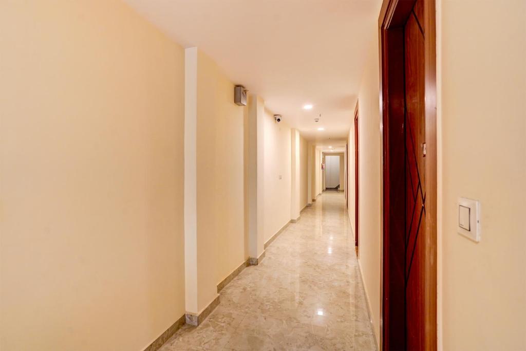 korytarz z białymi ścianami i długim korytarzem w obiekcie Super OYO Flagship Red Diamond Hotel w mieście Ghaziabad
