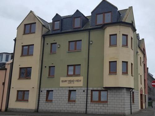 ein großes Gebäude mit einem Dach darüber in der Unterkunft Quay Head View Aparthotel in Stranraer