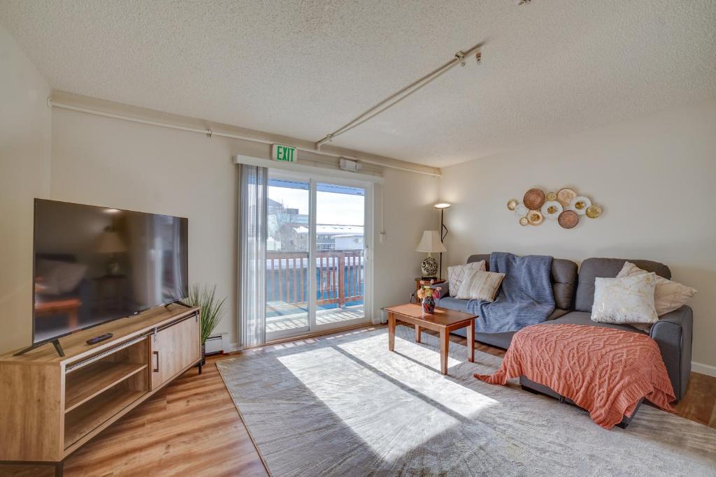 ein Wohnzimmer mit einem Sofa und einem Flachbild-TV in der Unterkunft Anchorage Retreat, Walk to Dining and Entertainment in Anchorage