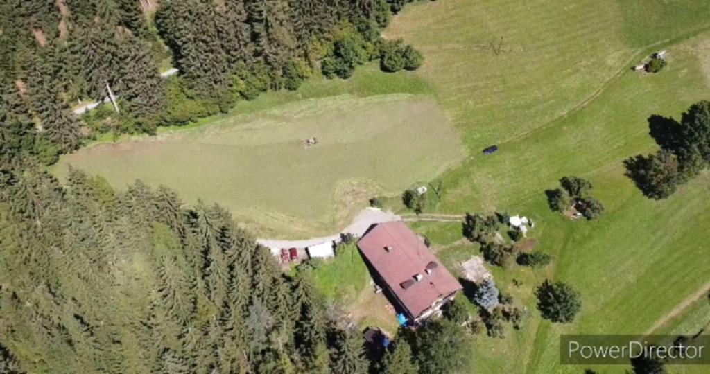 una vista aérea de una casa en un campo en Egger's Sonnenhof Thurn, en Thurn