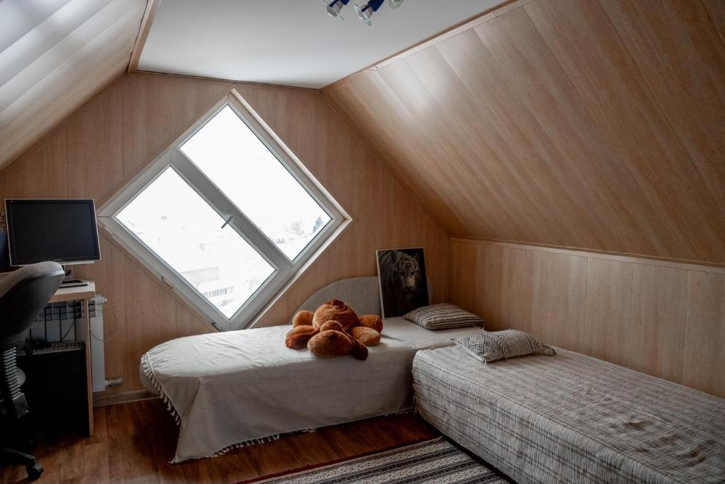 Llit o llits en una habitació de Тепло и Уют