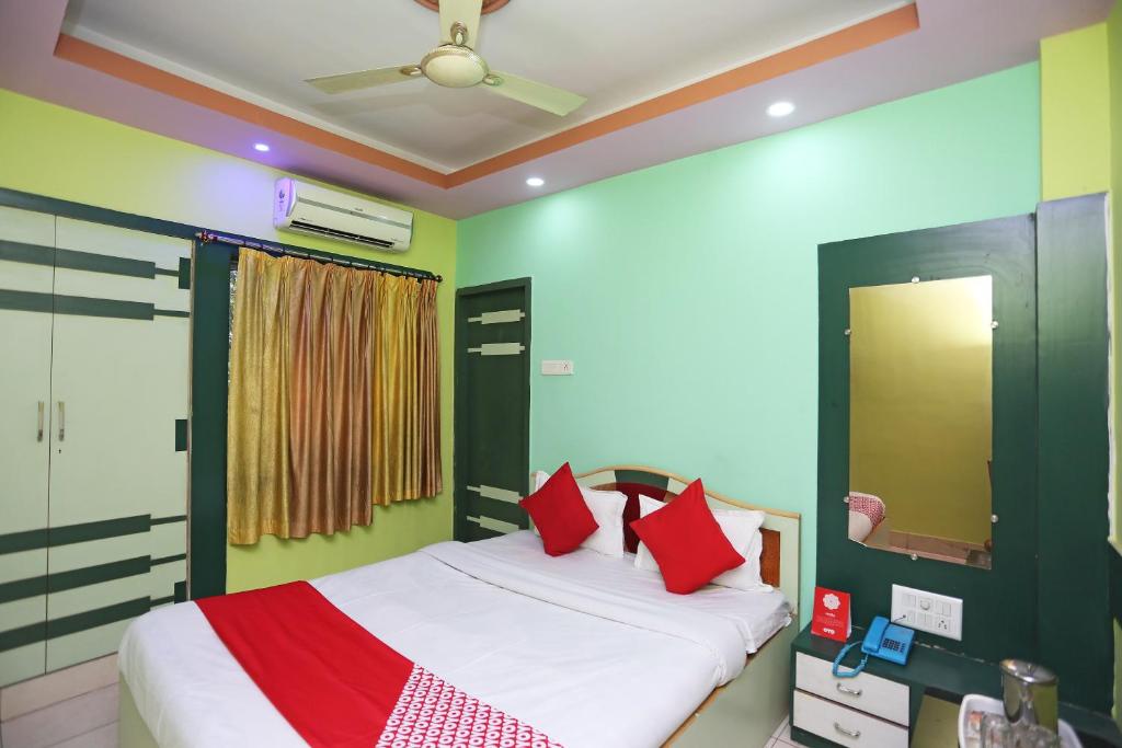 Un pat sau paturi într-o cameră la OYO Raj Rajeswari